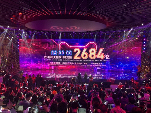 12일 중국 항저우시 알리바바 본사에 마련된 프레스룸 무대 화면에 11월 11일 하루 알리바바 플랫폼에서 거래된 금액이 표시되고 있다.   연합뉴스